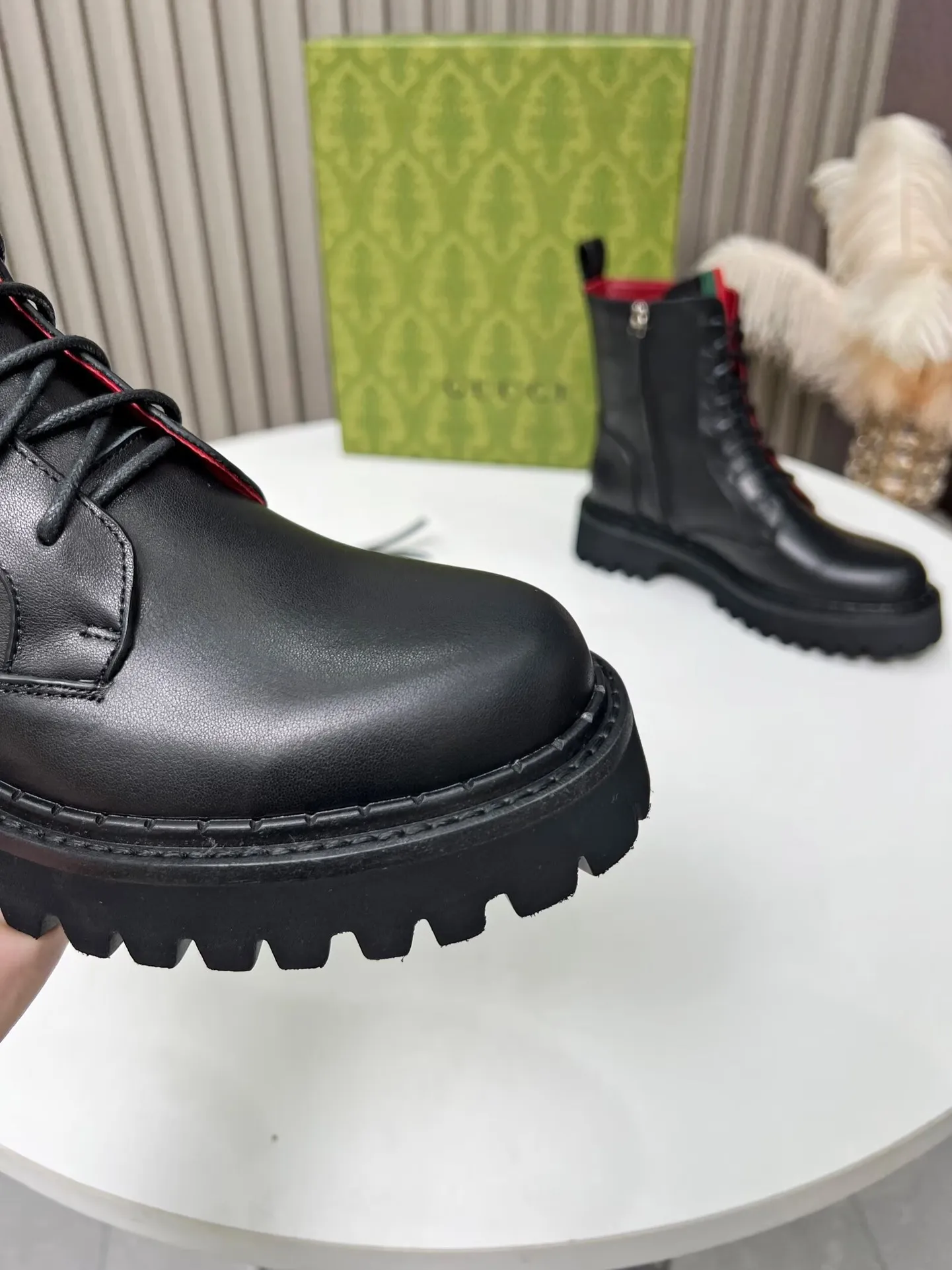 👟👟Ex-factory price 620👟👟 2025 latest version of Gucci GUCCI versatile strappy Martin boots, easy to put on and take off 'Branded webbing color matching Heel height: 5cm Fabric: cowhide/open edge beads Inner/foot pads: red cowhide 🐂 The outsole is made of foam outsole Color: black Code number: 34-40. 34 and 41 42 need to be customized Packaging: Comes with card and cloth bag.